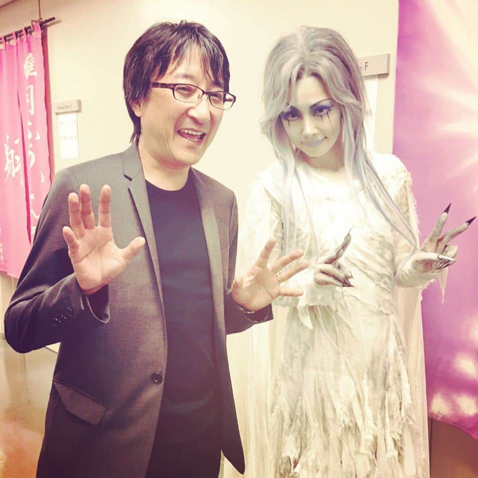 濱田めぐみのインスタグラム：「デスノート東京開幕🍎  本日 新国立劇場 中劇場にて 「デスノート」開幕いたしました！初日から がっつりと二回公演！どっぷりと死神界にはまっておりました！  人間界での社長(笑)である 堀義貴社長と(*^▽^*) 皆さま 明日からもよろしくお願いいたします！  #デスノート  #deathnote #レム #deathnote musical」