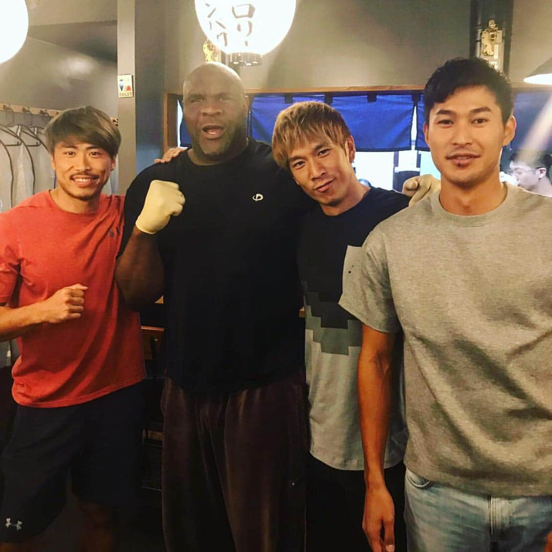 栗原嵩さんのインスタグラム写真 - (栗原嵩Instagram)「今日は飯塚翔太の世界陸上4x100mリレー銅メダル祝勝会をブリリアン コージと3人でやってたらまさかのボブサップさん来店という！ ついこの間テレビの収録でご一緒したばかりでまた再会するという奇跡笑 #飯塚翔太 #銅メダルおめでとう #ブリリアン #コージ #withb #ボブサップ #trackandfield #ボブサップさん話しだすと止まらない」9月2日 23時13分 - iam_tk_81