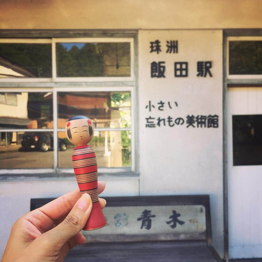 村井美樹さんのインスタグラム写真 - (村井美樹Instagram)「鳴子温泉のこけし祭りには行けないから、秀顯工人のこけしを奥能登に連れてきたよ☺️ #大沼秀顯工人 #旅こけし #こけし #kokeshi #kokeshidoll #のと鉄道 #能登線 #廃線跡 #旧飯田駅  #珠洲市 #奥能登国際芸術祭 #河口龍夫 #小さい忘れ物美術館」9月2日 23時55分 - miki_murai_