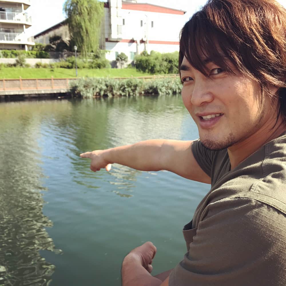 棚橋弘至さんのインスタグラム写真 - (棚橋弘至Instagram)「「ほら！魚がいるよ🐟！」と言っている彼の膝には…… #パパはわるものチャンピオン #パパわる #映画 #彼氏と魚を見ているなう #GOACE !」9月3日 10時19分 - hiroshi_tanahashi