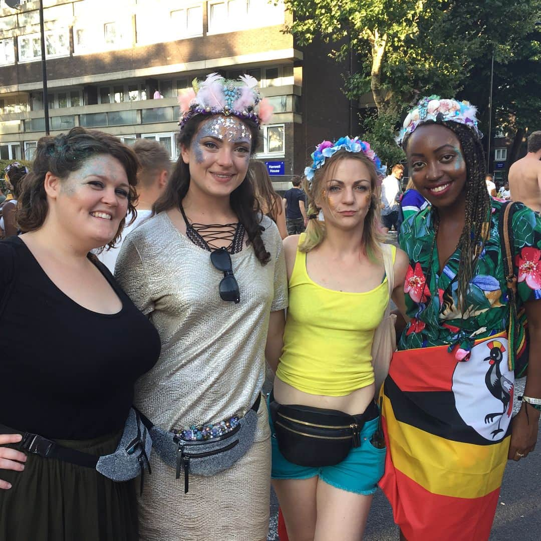 RENAのインスタグラム：「Last week Notting hill carnival was just crazy !  #nottinghill #carnival #festival #crazy #london  ノッティングヒルカーニバル 毎年どんどんヤバくなってる気がします。どうしてもこの通りを通らなくては行けなかったので通ったのでついでに写真撮ったけど次からは避けたい(笑) 最後の一枚は終わってから警官の集団が帰りのお迎えを待ってる様子。これもまたヤバイ(笑)  #ヤバイ #カーニバル #ノッティングヒル #もう行きたくない #ロンドン」