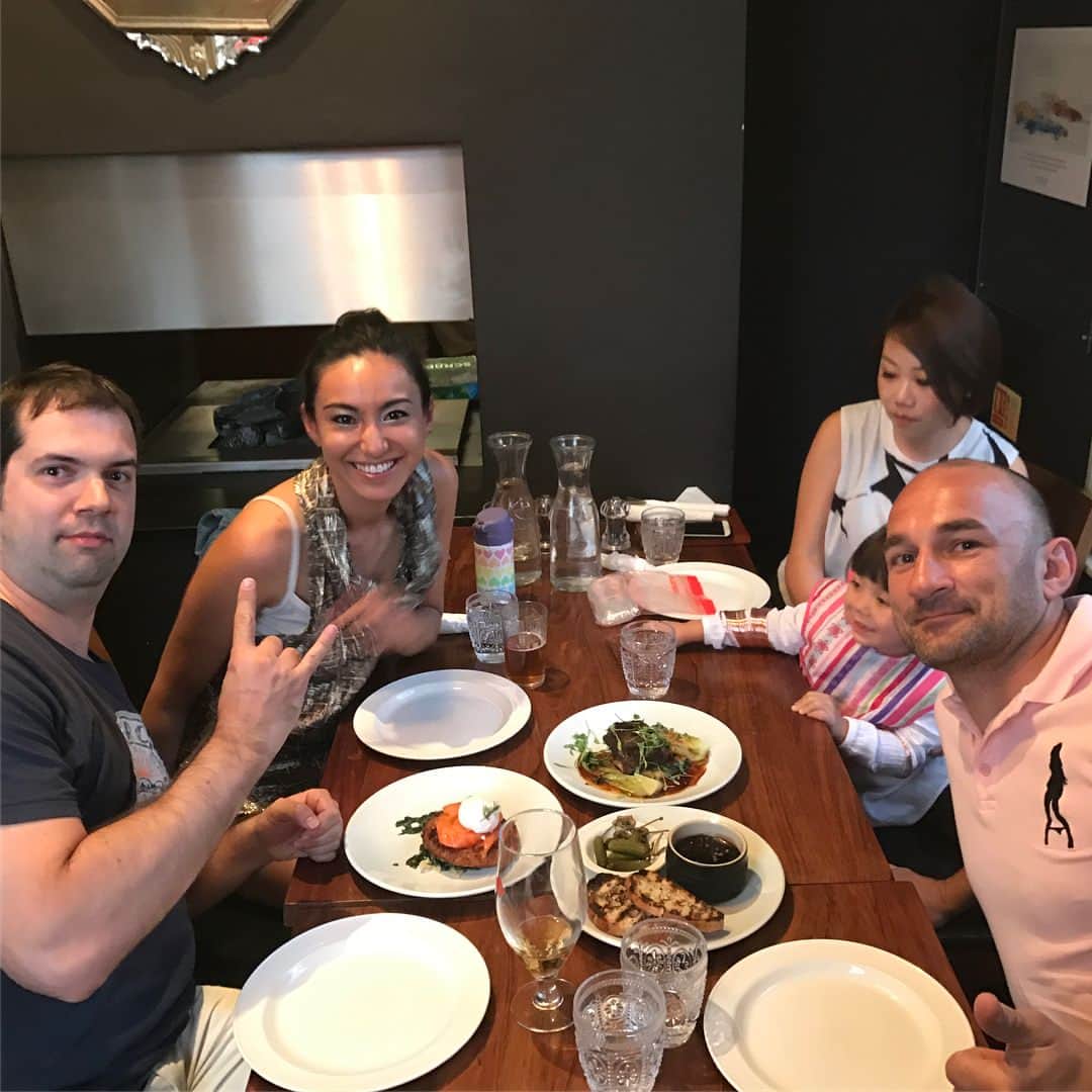 RENAのインスタグラム：「It's always so nice to meet your old friends ! Even running into your school mates ! #synchronicity #therearenocoincidence #message #positive #sign #reunion #japan #hampstead #pub #london  日本からの友達とロンドンで会えるのは嬉しい！しかも同じ場所で学校の後輩にも偶然バッタリ！ #ロンドン #同窓会 #友達 #サイン #シンクロニシティ #もしや六本木？#タイムスリップ #ワープ #日本」