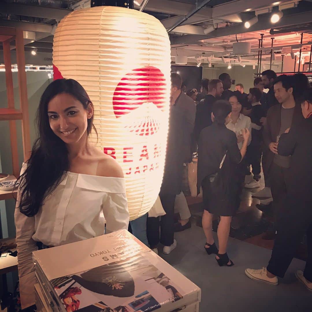 RENAのインスタグラム：「Beams pop up store opened in Men's floor, Harvey Nichols, Knightsbridge for the next 6 weeks, and attended the opening party ! They had the live making of the beams "kokeshi" by the craftsman ! Bought some for myself too, and even received an art piece !  #beams #fashion #japan #bonsai #stylish #brand #popup #store #harveynichols #london #mens #kokeshi #live #performance #dj #party #event #entertainment  ビームズのポップアップストアがロンドンのハービーニコルズで6週間オープン！そのオープニングパーティーに招待され参加してきました！日本では直ぐに売り切れるコケシですが、その作品作りをライブとして披露。いくつか私も買いました。 #ビームズ #ファッション #日本 #ロンドン #ハービーニコルズ #ショッピング #ポップアップ #ストア #コケシ #職人の技  @ Harvey Nichols Knightsbridge」