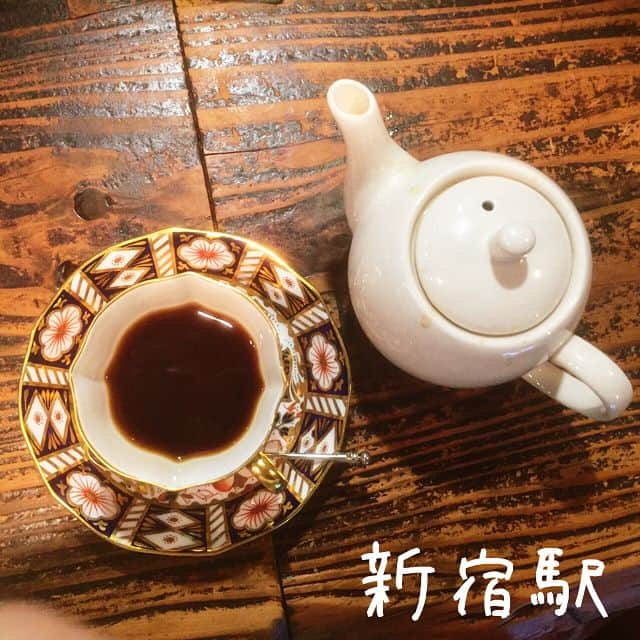 Ateliersのインスタグラム：「☕️自家焙煎珈琲 凡☕️ 🍴老式咖啡廳 📍東京都新宿区新宿3-23-1 都里ビル B1 ⏲️12:30~22:00 💸1200～ 🏠日本昭和時代風內裝&古典樂 💁‍♂️除了咖啡，杯具也非常講究，在吧檯可以看到玻璃窗後的各種杯具，飲品上桌時還會附上小卡說明這次使用的杯具 👍餐點佳、一個人也可輕鬆品嚐的環境、在新宿車站正對面也可鬧中取靜 👎老闆看起來有點兇😂（就是感覺對自己的餐點很頑固的那種表情） 📝這裡很不一樣的是，任何一杯咖啡都比甜點還貴😂，看google的評論，似乎不能單點甜點，一定要點飲品的樣子。這裡的巧克力蛋糕是由純比利時巧克力製成🇧🇪，分為甜跟苦兩種（名字就是甜跟苦），因為甜的賣完了，小編就點了苦的，不過其實沒什麼苦味，鮮奶油也幾乎不帶甜，整塊蛋糕非常清爽，很適合配咖啡，當作下午茶或宵夜也不覺得有負擔！這次來的時間是禮拜天晚上七點半左右，對面的新宿車站已經吵到快要爆炸了，這裡卻像完全不同的空間，可以愜意品嚐咖啡☕️&古典樂🎵  #ateliers #艾塔莉兒 #艾塔莉兒新宿 #東京 #日本 #新宿 #咖啡 #咖啡廳 #カフェ #凡 #コーヒー #ガトーショコラ #巧克力蛋糕 #スィーツ #japan #tokyo #shinjuku #coffee #coffeeshop #cafe #일본 #카페#신주쿠 #커피#커피숍 #초코렛케이크#초코렛 #먹스타그램 #카페스타그램」