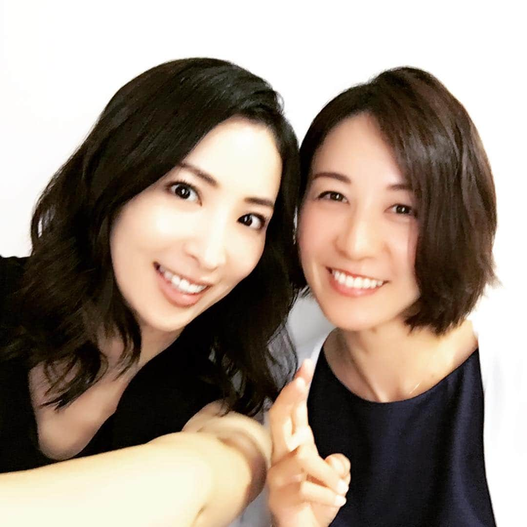 真飛聖さんのインスタグラム写真 - (真飛聖Instagram)「プレイヤー大阪公演  みいちゃんが観に来てくれました☺︎ みいは私がまだ星組時代にずっと私のお手伝いをしてくれていた可愛い可愛い下級生☆☆☆ いまは立派なママだけど、私に会うと何故か毎回泣くんですよ☺︎笑☺︎ そこがまた可愛いんですけどね。  #華美ゆうか ちゃん#宝塚#星組時代の大切な仲間#ずっと変わらぬ#可愛らしさ#そして#いつまでも#慕ってくれて #私は#幸せ者だなぁ#ありがとう」9月3日 19時40分 - sei_matobu