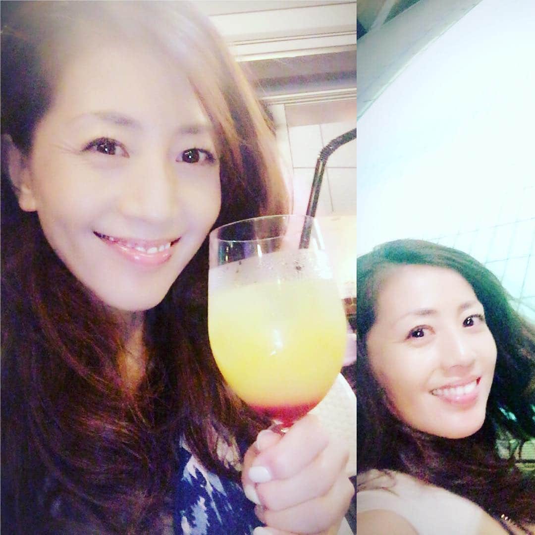 小林美香子のインスタグラム：「ナイトプール楽しかったなぁ〜╰(*´︶`*)╯♡ 寒くて入れなかったけど(((o(*ﾟ▽ﾟ*)o)))♡」