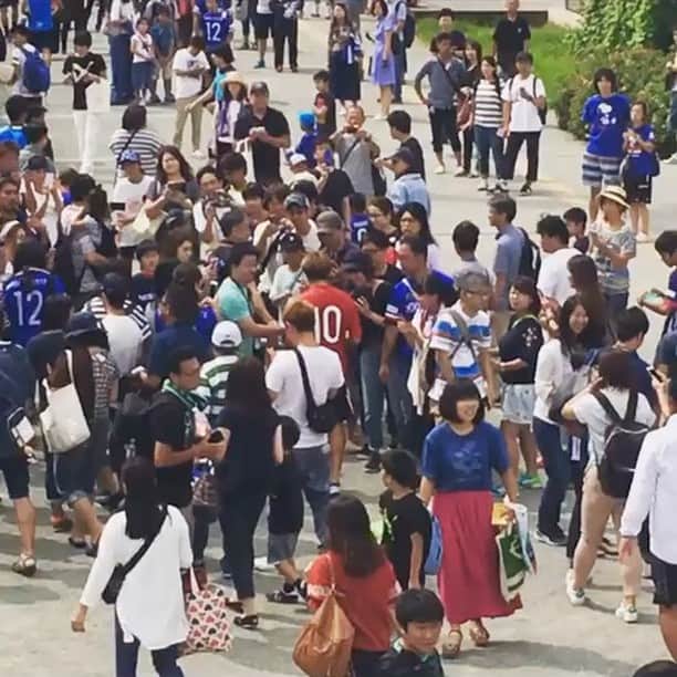 齋藤学のインスタグラム：「馬入公園サッカー場での試合終わり。 サインも写真も出来ず、ハイタッチのみ。 すみません^ ^  触れ合える場所があるって 貴重ですねー！！」
