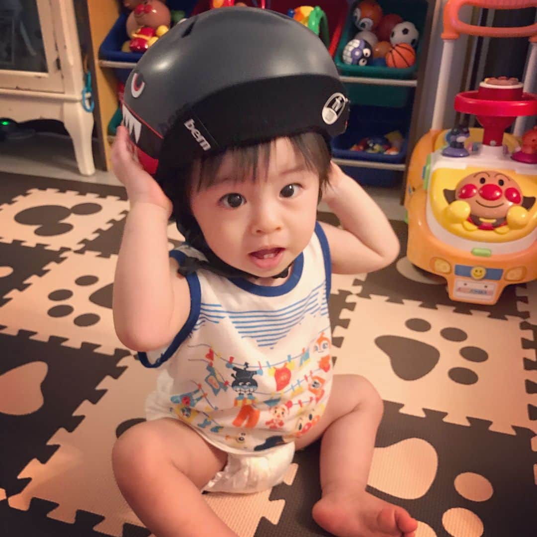 池田麻理子のインスタグラム：「今週、ママチャリを買いにいくので ただいまヘルメットに慣れる特訓中のおチビさん⛑ そして、やっとやっと、たっちの練習も始めました。 が、得意げに仁王立ちを繰り返すのみ。 わかったからそろそろ歩こうか。 #bern #ヘルメット #ママチャリデビュー #ハイディ か #ビッケ でまだ悩んでる #1歳にならないと乗せれないと思ってた #まじめに待ってたドジなわたし #生後372日 #1歳0ヶ月 #息子 #たっちの練習も始めました」