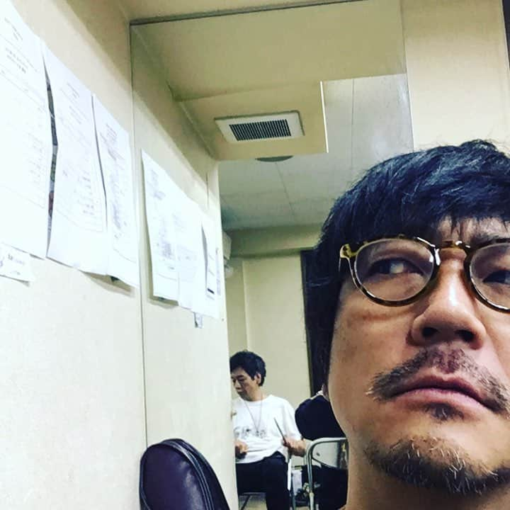 月に吠える。さんのインスタグラム写真 - (月に吠える。Instagram)「リハ終わり 楽屋にて スティック持って ずっとテケテケやってる 山崎氏 #BEATSTATION#福岡#ACTORSNIGHT #月に吠える #大森南朋  #山崎潤」9月3日 14時34分 - tsukinihoeru.6960.naoomori