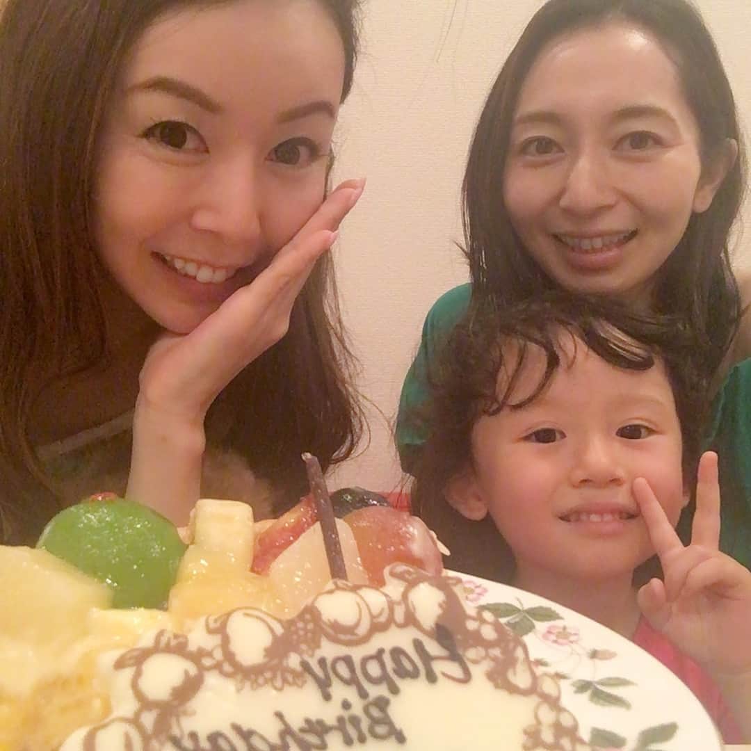 宮崎宣子さんのインスタグラム写真 - (宮崎宣子Instagram)「わたし、5歳になりましたが、ぐったり…笑 ママのお誕生日のお祝いにママのお友達のりあちゃんとたくさん遊んだの🐶♥️子供と遊ぶって体力いるのよ。  #あろは便り #5歳になりました #9月2日 #お誕生日 #親友 #子連れ #ママ気分 #私の誕生日 #9月4日 #昔母に苦しんで死ぬ日と教えてられた #串とか櫛とかあるだろうに #勝手に究極に幸せな日と命名 #キルフェボン #フルーツタルト大好き #タルト好き #親友とは12年と16年 #長い長い付き合い #いつまでもお祝いしてくれて感謝 #毎年やってくれる #大事な人は少ない #あろはお疲れ様」9月3日 16時36分 - miyazaki_nobuko