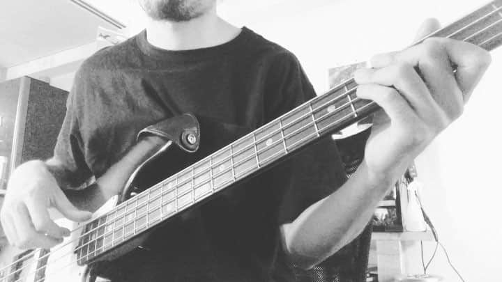 田口恵人のインスタグラム：「Bass practice.... #incognito #colibri #音割れ御免🙏」