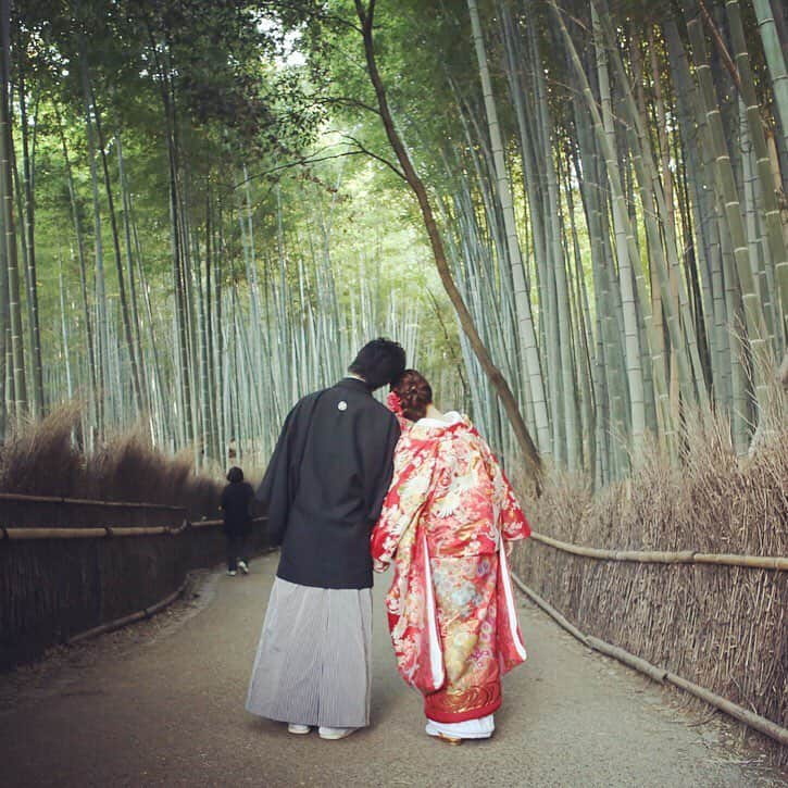 嵐山琥珀堂さんのインスタグラム写真 - (嵐山琥珀堂Instagram)「. 「これからもふたりで歩んで行こうね。」 竹林のなかで誓い寄り添うおふたり。 . #嵐山琥珀堂#嵐山#京都#竹林#ウェディングフォト#プレ花嫁 #日本中のプレ花嫁さんと繋がりたい #卒花嫁 #ウェデイング #ブライダル #結婚式#結婚準備 #wedding #weddingphoto #weddingphotography#tagsforlikes#giantflower#love#smile#instalove#instagood#weddingday#instawedding #kyoto #arashiyama #photo #happywedding」9月3日 22時06分 - arashiyama_kohakudo