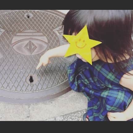 ギャル曽根さんのインスタグラム写真 - (ギャル曽根Instagram)「お散歩中、道に穴が空いているのが気になっている娘。 #ずーっと指差してました。 #マンホール #娘」9月4日 0時35分 - galsone_1204