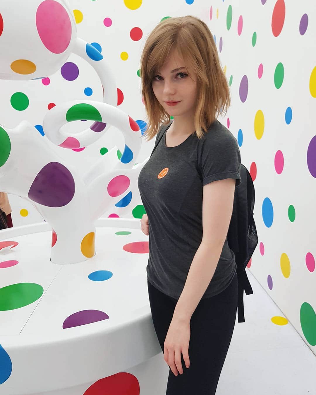 Ella Freyaのインスタグラム：「Life is in the heart of a rainbow 🌈 #yayoikusama」