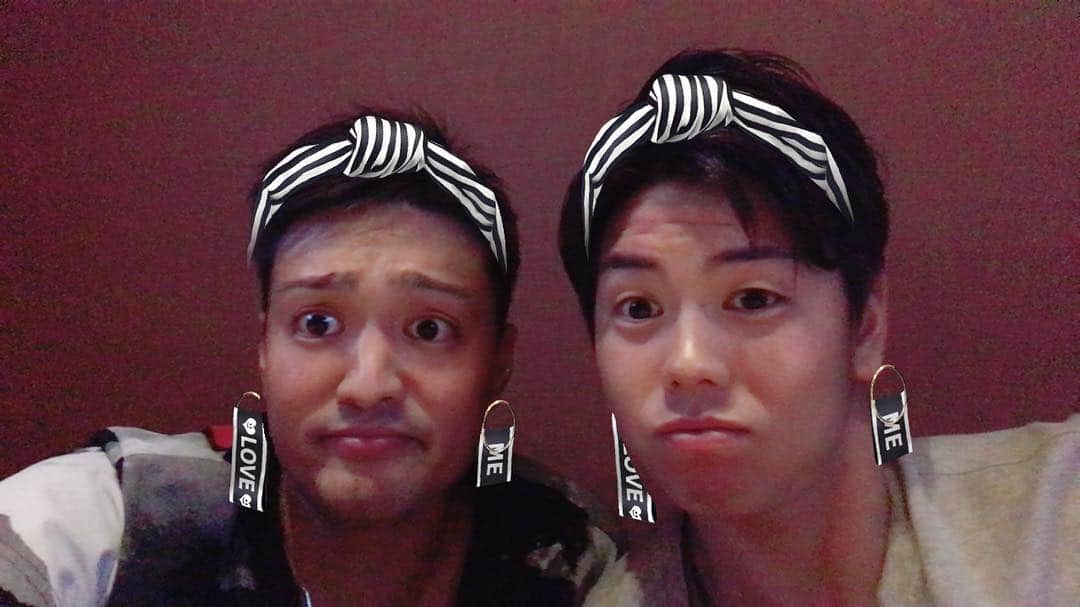 秋山拓巳のインスタグラム：「#この前梅ちゃんとご飯食べた#めっちゃ久しぶりに#やるよねSNOW#ポイントは梅ちゃんのアヒル口#女子ウケ狙ってる説#説どころか狙ってる#でもSNOWは俺の方がハマってる説#球団のインスタのタグが#秋山システムに寄せてきてる説#秋山システムて何#誰か立証して#今から広島行ってきます#頑張るぞー#秋山拓巳#梅野隆太郎」