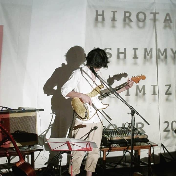 Shinsuke Inoueのインスタグラム：「Par1 『黄金のギターを弾く男と絵を描く男 TOUR 2017』清水ひろたか(Hirotaka "SHIMMY" Shimizu & 山口一郎(Ichiro Yamaguchi) @ 香川 デザインラボラトリー蒼 #guitar #painting #livepainting #takamatsu #kagawa #japan #yokoono #plasticonoband #ギター #ライブペインティング #高松 #香川 #日本 #蒼 #海辺の音楽会 | http://hirotakashimizu.blogspot.jp | http://www.yamaguchi-ichiro.com | http://www.ao-labo.info」
