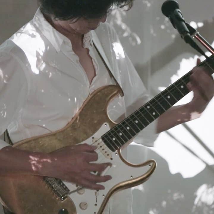 Shinsuke Inoueのインスタグラム：「Part2 『黄金のギターを弾く男と絵を描く男 TOUR 2017』清水ひろたか(Hirotaka "SHIMMY" Shimizu & 山口一郎(Ichiro Yamaguchi) @ 香川 デザインラボラトリー蒼 #guitar #painting #livepainting #takamatsu #kagawa #japan #yokoono #plasticonoband #ギター #ライブペインティング #高松 #香川 #日本 #蒼 #海辺の音楽会 | http://hirotakashimizu.blogspot.jp | http://www.yamaguchi-ichiro.com | http://www.ao-labo.info」