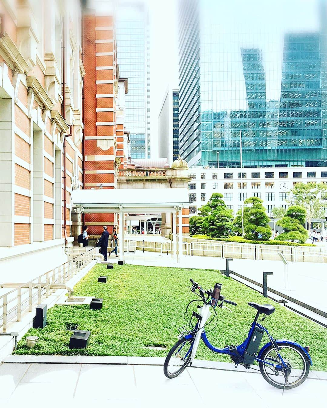 ごあきうえさんのインスタグラム写真 - (ごあきうえInstagram)「電チャリで東京駅のDAIMARUまで来たよー☆  やっぱオレ、晴れ男！  今日はスウェットにＴシャツにネックレスに【AKIUE GO × GARYUPLANET】のボウタイ付けて来たよー。  商品の方も今回も御好評頂いて、御購入頂きありがとうございます！ 赤はもうあとひとつになっちゃった！💦 今日はせっかく来たから夜７時くらいまで付近をウロついてます！  もし、いらっしゃったらすぐ駆け付けるので、 ガリューさんの社長さんか奥様に 「あきうえ呼んで！」 言って下さい。✌️ ☆★☆★☆★☆★☆★☆★☆★☆★ 僕がデザインした 【AKIUE GO × GARYU PLANET 】のボウタイ（蝶ネクタイ）を絶賛販売中！ ↓↓↓ 【・DAIMARU東京店（東京駅 八重洲）7階 ・２０１７年８月３０日(水)〜９月１２日(火)まで ・GARYU PLANETのPop-up Store内】 ※エスカレーターで７階上がられたエスカレーター前が、Pop-up Storeになってます。  #スウェット #東京駅 #TokyoStation #電動アシスト自転車 #電チャリ #電動自転車 #EBike #전기자전거 #AKIUEGOcrossGARYUPLANET #DAIMARU #大丸東京 #DAIMARUTOKYO #アクセサリー #Accessories #액세서리 #AKIUEGO #GOAKIUE #ごあきうえ #ボウタイ #蝶ネクタイ #BowTie #나비넥타이 #BowTieAccessories #ポップアップストア #PopUpStore #팝업스토어 #ポップアップショップ #PopUp」9月4日 17時12分 - goakiue