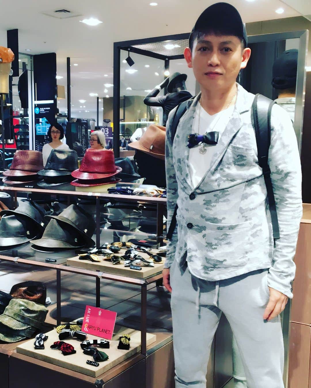 ごあきうえさんのインスタグラム写真 - (ごあきうえInstagram)「電チャリで東京駅のDAIMARUまで来たよー☆  やっぱオレ、晴れ男！  今日はスウェットにＴシャツにネックレスに【AKIUE GO × GARYUPLANET】のボウタイ付けて来たよー。  商品の方も今回も御好評頂いて、御購入頂きありがとうございます！ 赤はもうあとひとつになっちゃった！💦 今日はせっかく来たから夜７時くらいまで付近をウロついてます！  もし、いらっしゃったらすぐ駆け付けるので、 ガリューさんの社長さんか奥様に 「あきうえ呼んで！」 言って下さい。✌️ ☆★☆★☆★☆★☆★☆★☆★☆★ 僕がデザインした 【AKIUE GO × GARYU PLANET 】のボウタイ（蝶ネクタイ）を絶賛販売中！ ↓↓↓ 【・DAIMARU東京店（東京駅 八重洲）7階 ・２０１７年８月３０日(水)〜９月１２日(火)まで ・GARYU PLANETのPop-up Store内】 ※エスカレーターで７階上がられたエスカレーター前が、Pop-up Storeになってます。  #スウェット #東京駅 #TokyoStation #電動アシスト自転車 #電チャリ #電動自転車 #EBike #전기자전거 #AKIUEGOcrossGARYUPLANET #DAIMARU #大丸東京 #DAIMARUTOKYO #アクセサリー #Accessories #액세서리 #AKIUEGO #GOAKIUE #ごあきうえ #ボウタイ #蝶ネクタイ #BowTie #나비넥타이 #BowTieAccessories #ポップアップストア #PopUpStore #팝업스토어 #ポップアップショップ #PopUp」9月4日 17時12分 - goakiue