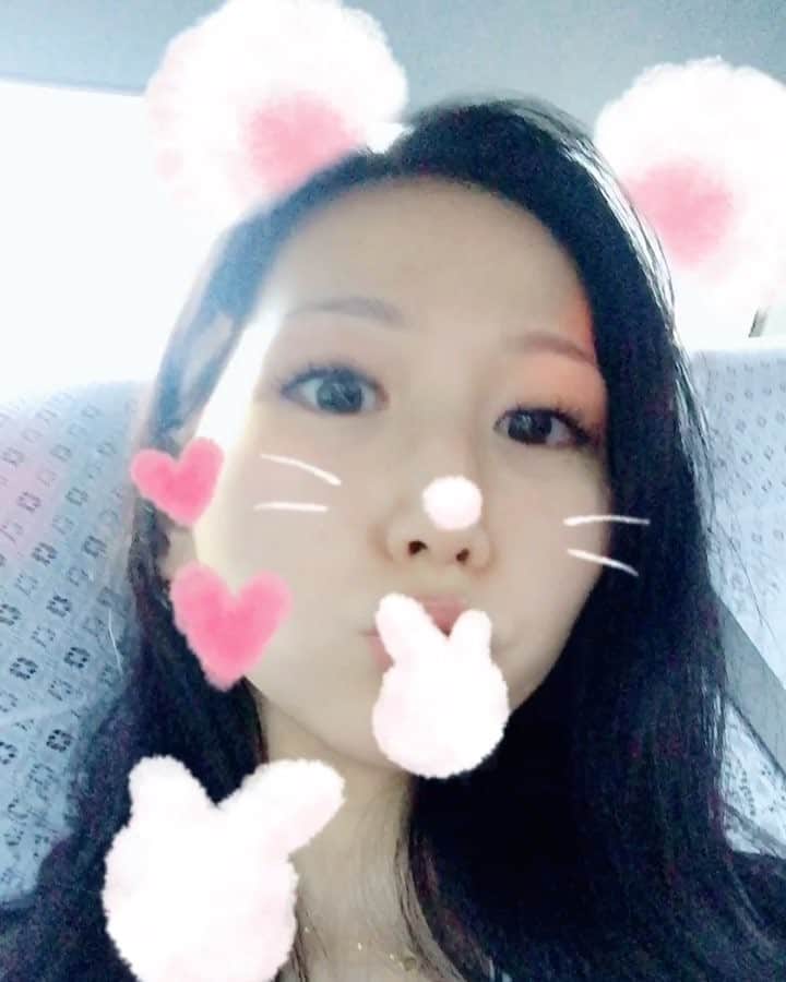 佐山愛のインスタグラム：「・ 今日は色々予定あってずっと動いてるから 疲れたぽーーーーん。 ・ お家帰ったらゆっくりしよっと。 ・ ・ どーでもいいけどこのタクシー。 元彼の匂いするる。 ・ 24歳(当時)の子と同じ香水とは、 なかなかハイカラな運転手さんだこと。笑 ・ #疲れた #今日はもうゆっくりする #お腹すいた #テキトーに食べて寝よう #snowてすっぴんでも盛れるわね #便利 #街中でふと元彼の匂いするとちょっとドキドキする #未だにドキドキする匂いがいくつもある #淡い思い出がたくさん」