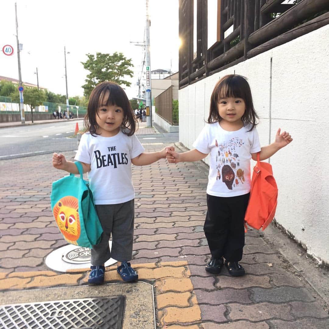 菊井亜希のインスタグラム：「保育園の帰り🌞トトからの写メ🤳🏻 しっかり手繋いで帰れたんだね〜！！ エライエライ😂👏🏻✨」