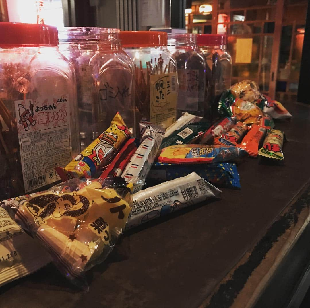 あちゃみのインスタグラム：「駄菓子が食べ放題なBAR」