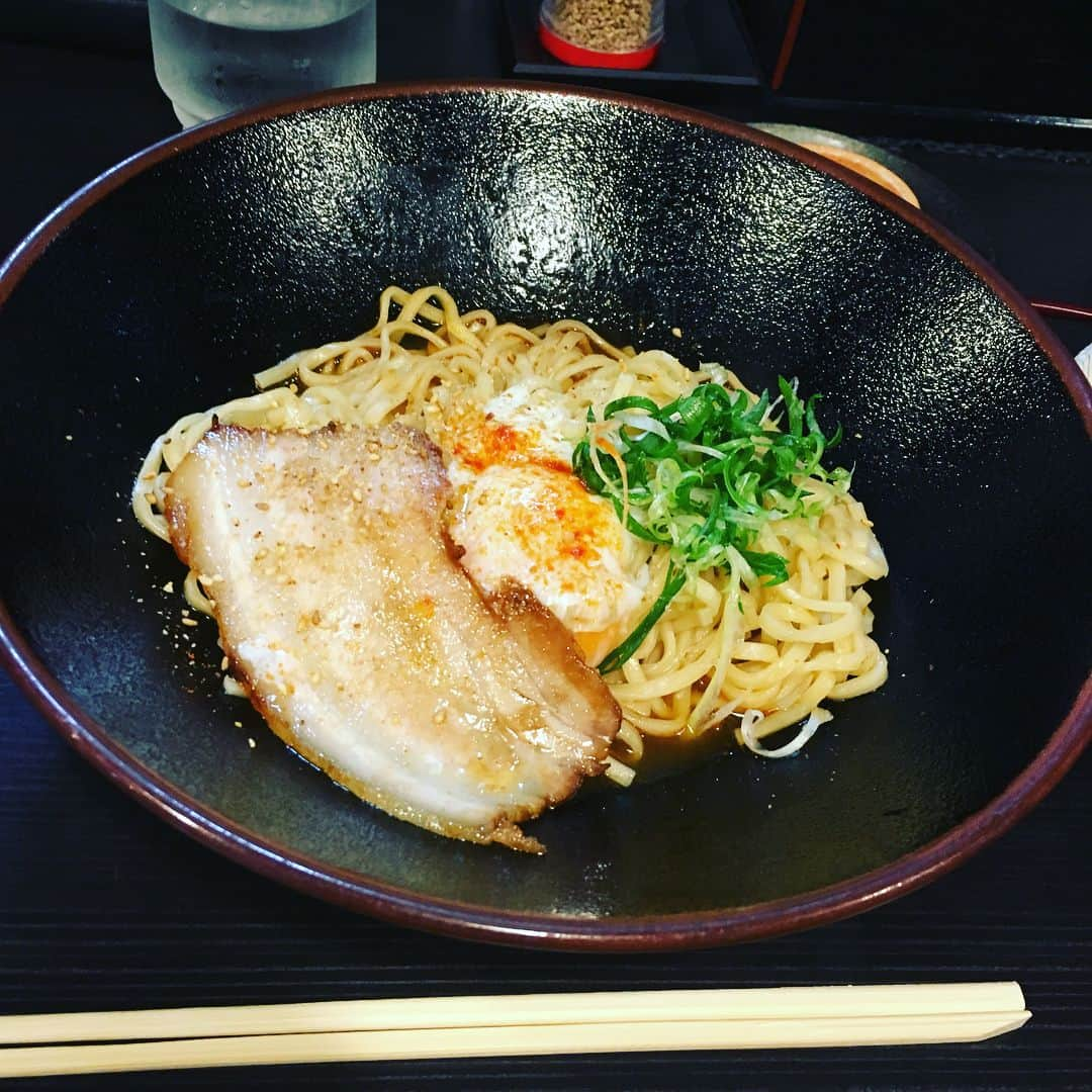 高橋樹也のインスタグラム：「桒原さんとまぜ麺食べましたー！ めっちゃおいしかった✌️ ごちそうさまでした！」