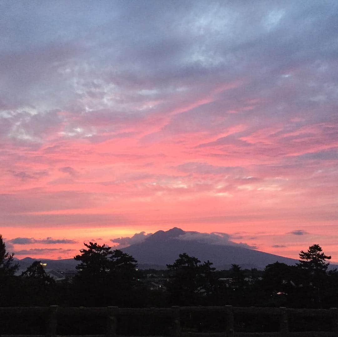 りんご娘さんのインスタグラム写真 - (りんご娘Instagram)「岩木山と夕日のコラボは最高です！ #弘前市 #津軽富士 #私たちの大好きな岩木山 #iwakimountain #hirosaki #niceview  #夕日」9月5日 2時38分 - _ringo.musume.com_