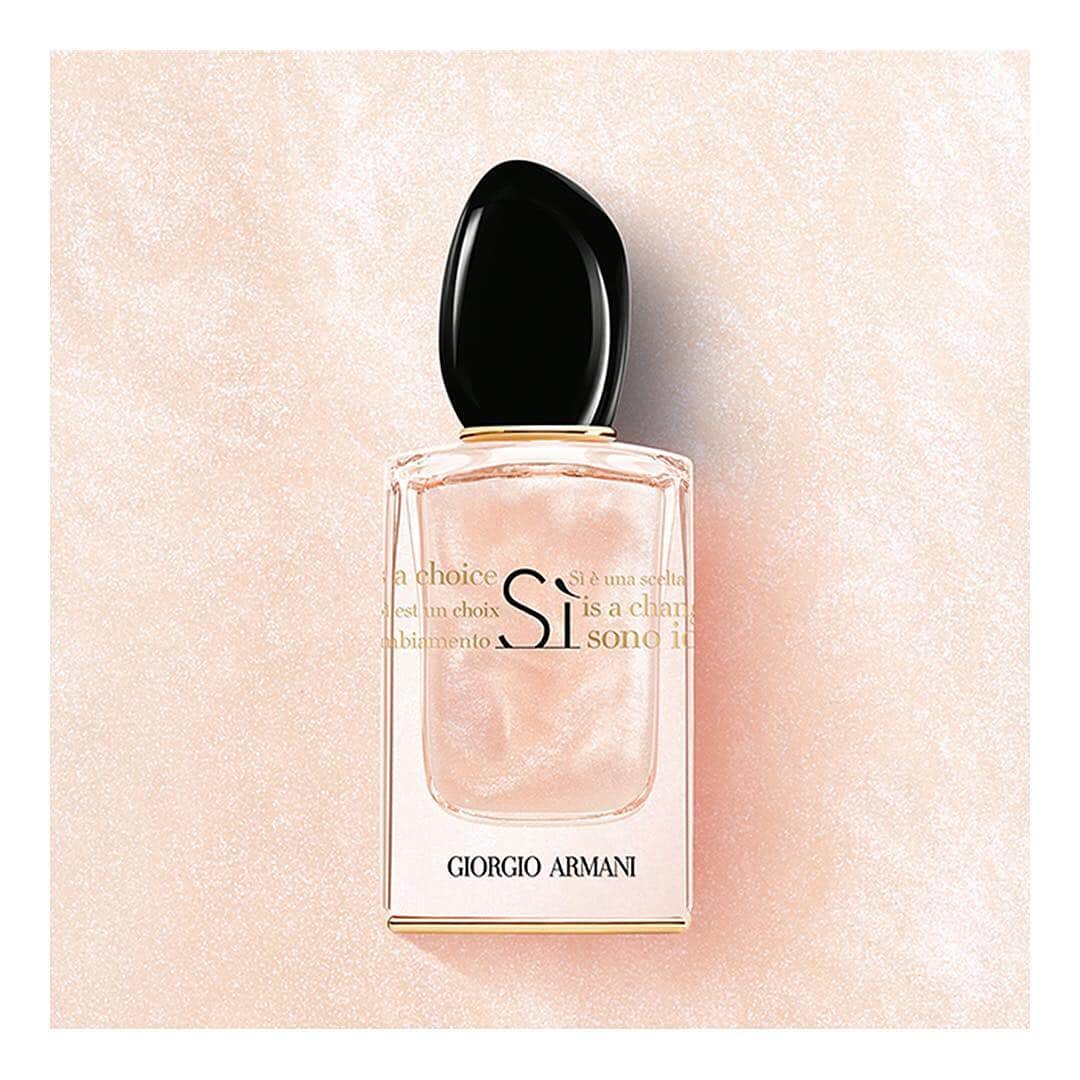 Armani Beautyさんのインスタグラム写真 - (Armani BeautyInstagram)「Introducing Sì NACRE, the new limited edition of the legendary fragrance from Giorgio Armani. Dressed in shimmering pearls, Sì NACRE unveils a subtle, satiny veil that kisses the skin with the scent of unlimited possibility and an engraved manifesto that is a declaration of freedom, of love and of life. #ArmaniBeauty #SaySi」9月5日 3時14分 - armanibeauty