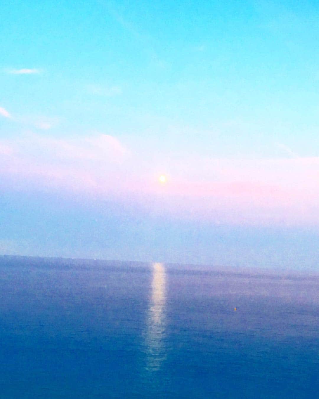 長谷川朋美さんのインスタグラム写真 - (長谷川朋美Instagram)「これ、ニースビーチの夕暮れ〜夜の空だよ。 月明かりが海に光の道を作ってるの。 なんて綺麗な空の色！ この最終日の夕方にすごいことが起きたの。今回の旅は本当に驚きの連続で。過去最大にパワーチャージできた一人旅になった。 今回このタイミングで旅に出させてくれた、全ての人や縁や、コトやチャンスに感謝します。 #道は開ける #月明かり #moonlight #bigsky #bigocean #海は全てのものに繋がっている #一人旅 #nice #冒険 #adventureoflife #信じる者に奇跡は起こる #明日は満月」9月5日 4時09分 - hasegawa.elena.tomomi