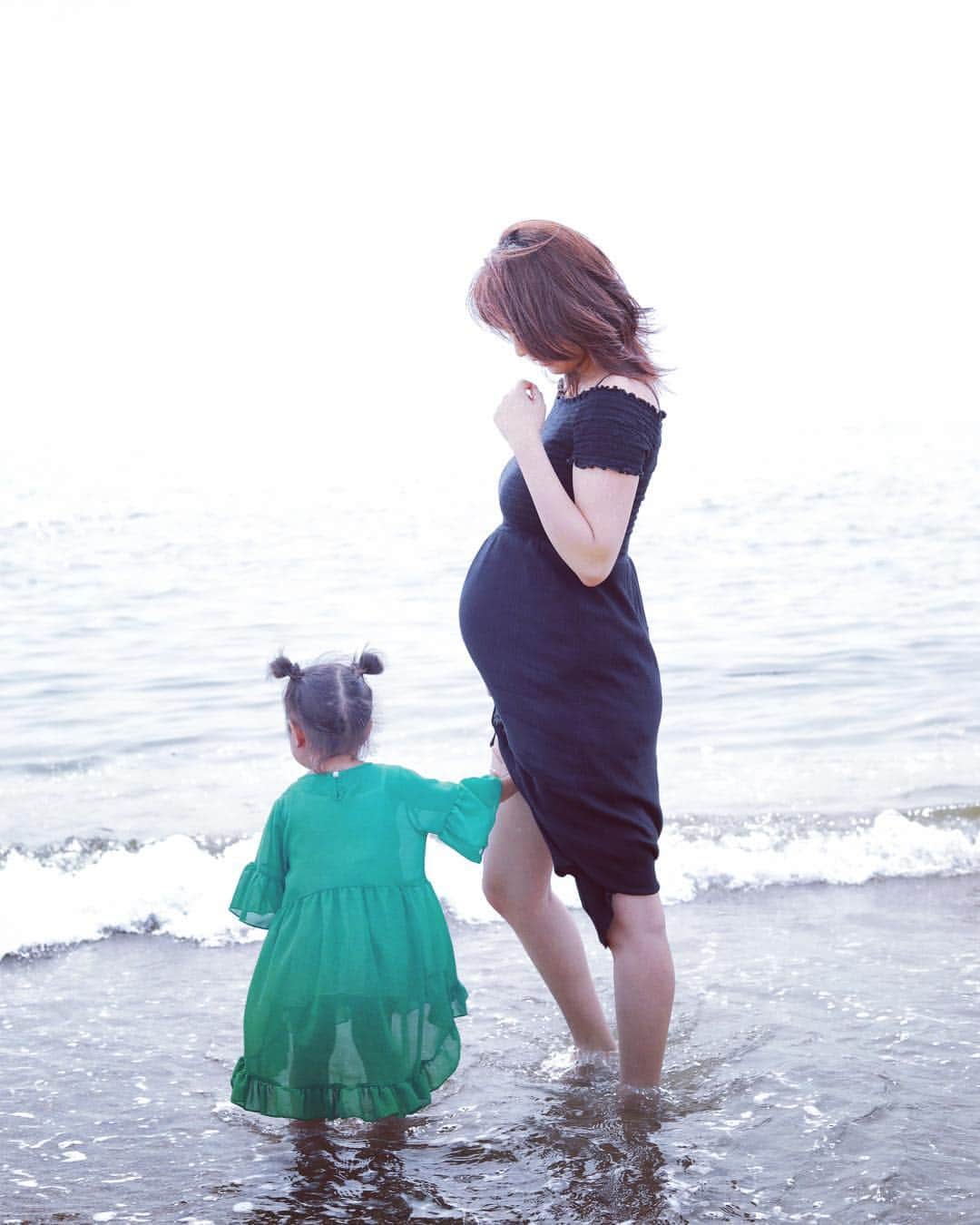 松本さゆきさんのインスタグラム写真 - (松本さゆきInstagram)「#千代崎 #海 #pregnant #娘 #photo by @mihorobo」9月5日 18時12分 - matsumotosayuki