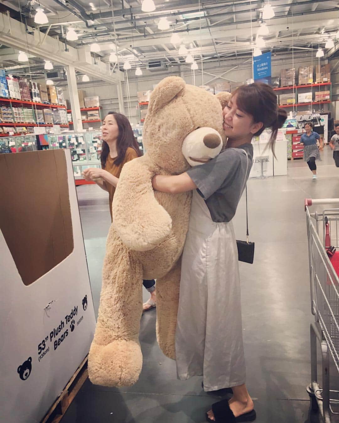 DJ MaRiaのインスタグラム：「初コストコ！ こんな大きなクマちゃんが3980円😳🐻 急に目薬さしだしたお母さんが見切れてる😂😂 #コストコ #costco」
