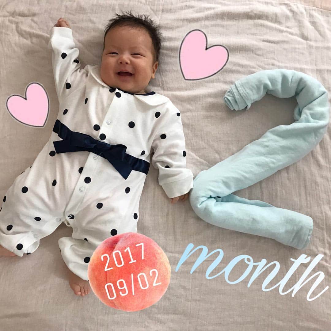 山本朋子のインスタグラム：「2ヶ月になりました🍑  #笑えるようになった #2ヶ月 #2ヶ月ベビー」