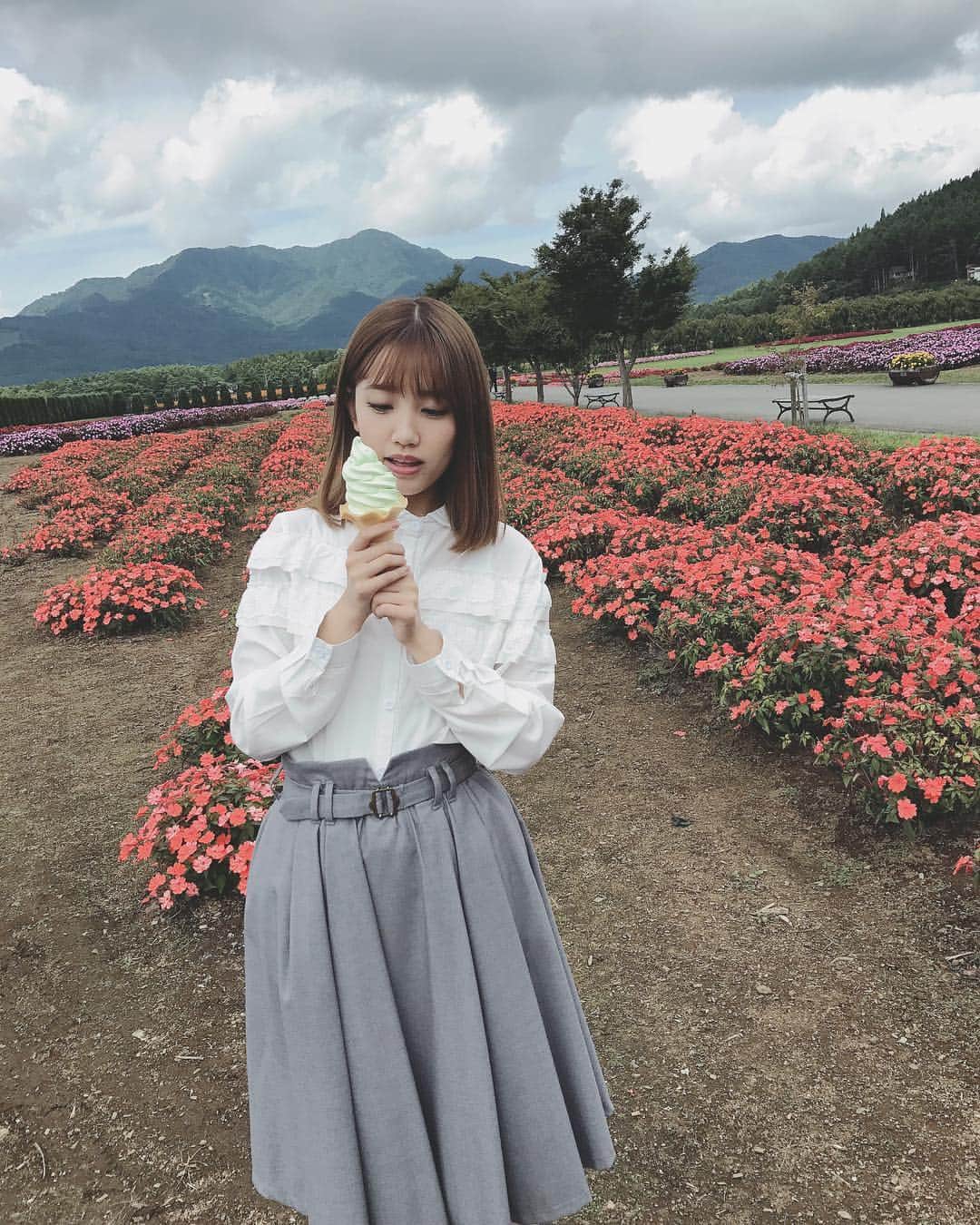 加藤玲奈のインスタグラム：「マスカット味のソフトクリーム🍦 Twitterに彼女とデートなうの写メあげるからぜひみてね❤︎笑 #山中湖花の都公園  #コスモス畑  #ソフトクリーム #マスカット味」