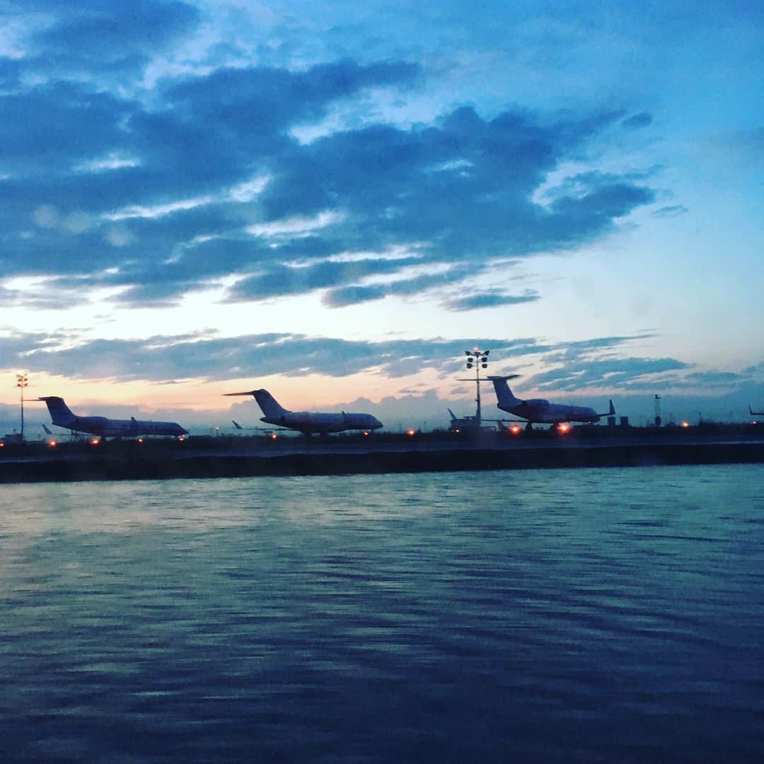 アンドレア・オズヴァルトさんのインスタグラム写真 - (アンドレア・オズヴァルトInstagram)「#mymorning #Venice #airport #sunrise #alba #Venezia #hajnal #napfelkelte #jóreggelt 😄💋」9月5日 13時49分 - andreaosvart
