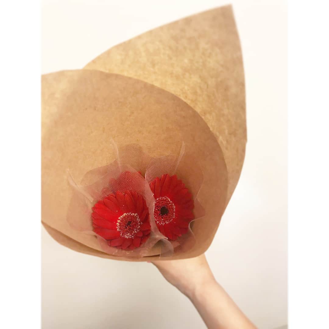 内田侑希さんのインスタグラム写真 - (内田侑希Instagram)「[常に前進💐]今日でミスソフィアコンテストが始まってから2ヶ月がたちました😆最初は長いと思っていたのですが、もう本選まで半分となりました…😳1日1日が濃くて、充実した日々を送っています✨みなさんのおかげです。本当にありがとうございます😊！ * * 友達がガーベラの花をプレゼントしてくれました😆花言葉は「常に前進」✨特に赤い花は「限りなき挑戦」っていう花言葉があるらしい💐これからもいろんなことに挑戦して、常に前進していきたいと思います☺️ * * #misssophiacontest#上智#ミスコン#ミスソフィア#2017#miss#misssophia#上智大学#内田侑希#上智ミスコンno4#ガーベラ#常に前進」9月5日 15時55分 - miss_sophia_no4