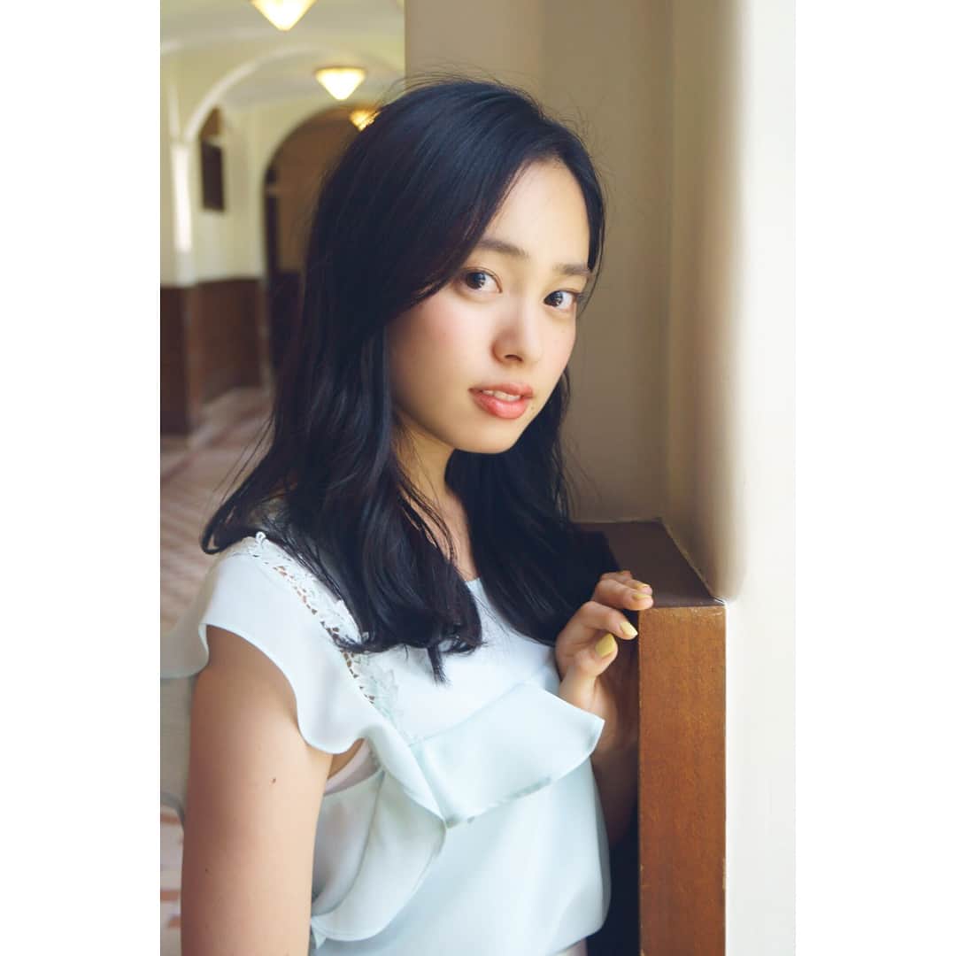 内田侑希さんのインスタグラム写真 - (内田侑希Instagram)「[常に前進💐]今日でミスソフィアコンテストが始まってから2ヶ月がたちました😆最初は長いと思っていたのですが、もう本選まで半分となりました…😳1日1日が濃くて、充実した日々を送っています✨みなさんのおかげです。本当にありがとうございます😊！ * * 友達がガーベラの花をプレゼントしてくれました😆花言葉は「常に前進」✨特に赤い花は「限りなき挑戦」っていう花言葉があるらしい💐これからもいろんなことに挑戦して、常に前進していきたいと思います☺️ * * #misssophiacontest#上智#ミスコン#ミスソフィア#2017#miss#misssophia#上智大学#内田侑希#上智ミスコンno4#ガーベラ#常に前進」9月5日 15時55分 - miss_sophia_no4