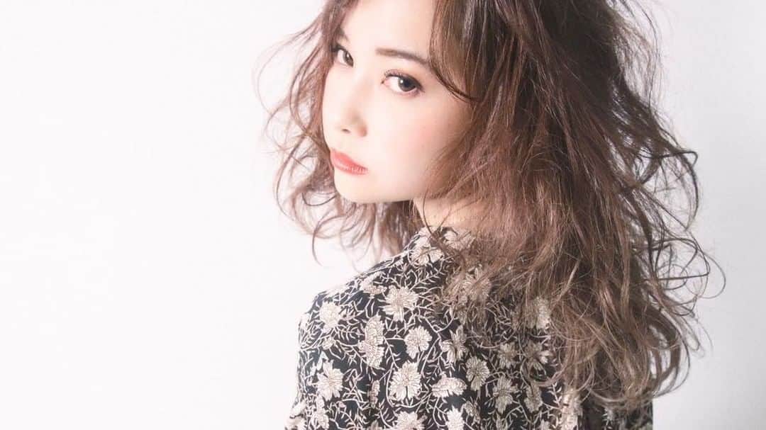 よしむーのインスタグラム：「今日の撮影！ まさにダイヤモンドガール☝🏻原石を磨いて別人レベルで変化させました🙌🏻 . 〜動く写真〜 . hair make photo よしむー model @miomio.14 . #Torte #トルテ #よしむー #吉村拓也 #大阪 #枚方 #boostOSAKA」