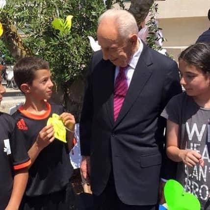 シモン・ペレスのインスタグラム：「Nothing made President Peres happier than being in the presence of youth. He inspired them to #dream big, and they inspired him to do the same. #noroomforsmalldreams  דבר לא ריגש את הנשיא פרס יותר מאשר בני הנוער. הוא עורר בהם השראה לחלום בגדול, והם בתמורה העניקו לו את אותם הכוחות #איןמקוםלחלומותקטנים」