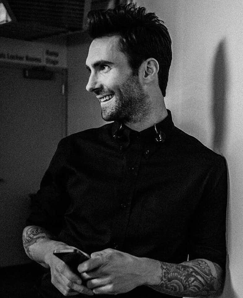 アダム・レヴィーンのインスタグラム：「Smile :) It's good for you! #adamlevine」