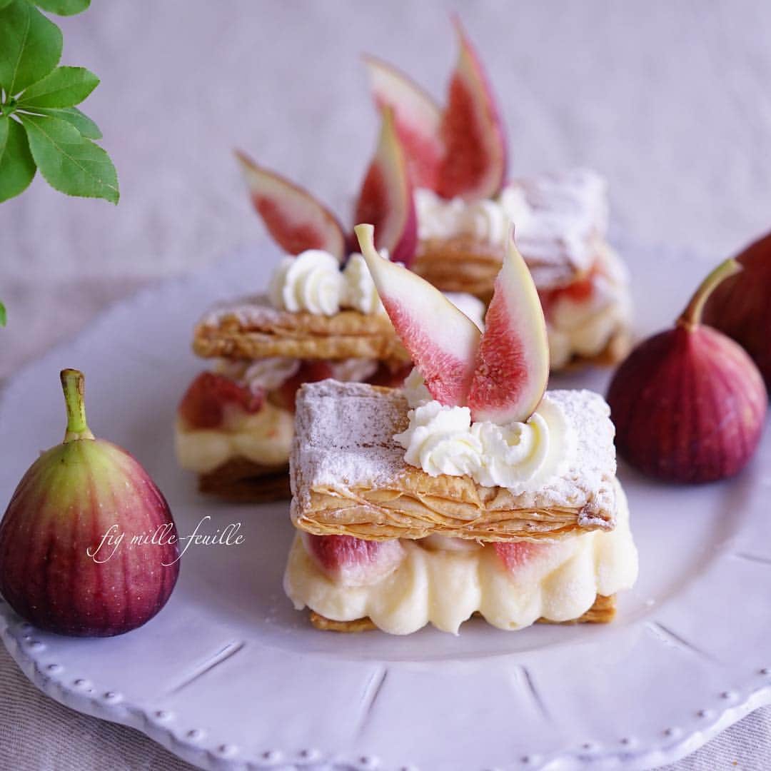 mamiのインスタグラム：「* fig mille-feuille ． 『 無花果のミルフィーユ 』． ． ． すっかり秋の気配🍁… ． 9月になってしまった ． ちょっとぶりにこんにちは😊 ． ． ． 秋ぽく無花果でミルフィーユ作りましたが クリームはダラダラで 悲しい出来上がりです🙈💦（笑）． ． でも カスタードと生クリームの合体クリームは 美味しくて パリパリなパイ生地とよく合う👍🏻♡ ． ． ． 遅くなりましたが ． 今月もよろしくお願いします 。 ． ． ．」