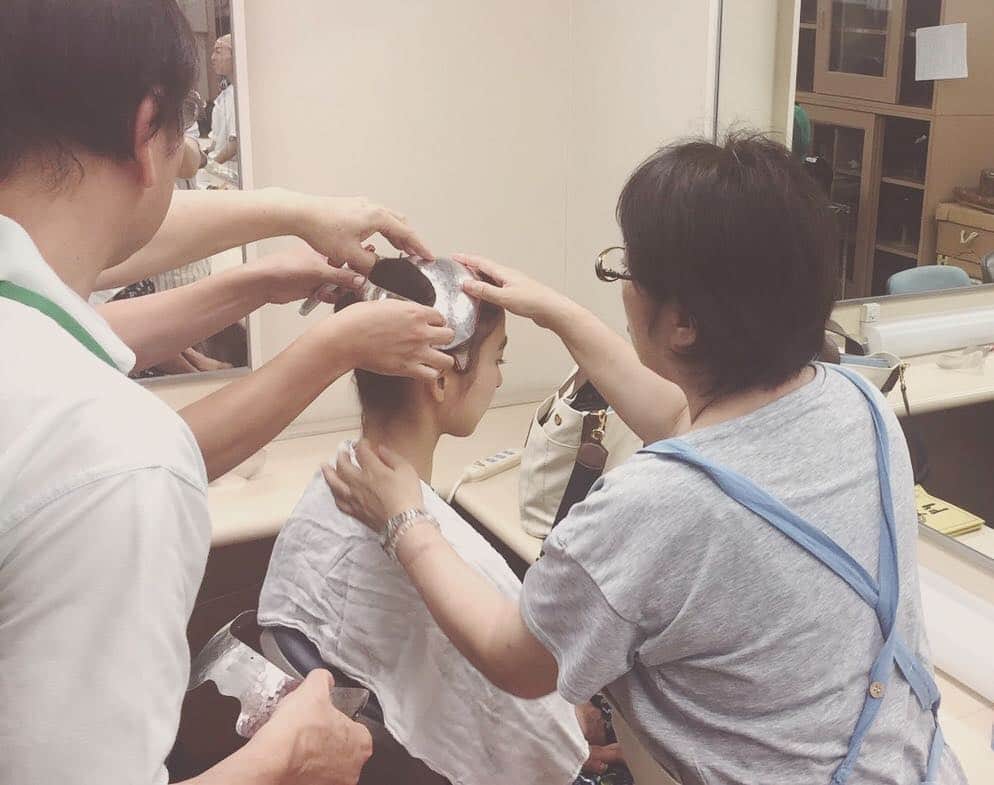 篠田麻里子さんのインスタグラム写真 - (篠田麻里子Instagram)「後ろからマリコ😎#頭のサイズ測ってます#右後ろからマリコ#暑さに負けず頑張りましょい😎」9月6日 13時18分 - shinodamariko3