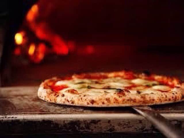 キッチンスターター のインスタグラム：「. キッチンスターター 京都ナポリピッツァ隊 . 東山「Pizzeria Da yuki」鎌田友毅 . 微妙な火加減が大事です。 . 本場ナポリと同じく炭窯を積んだピッツァ専用のキッチンカーを購入したい。 . 皆様のご支援をお待ちしております。 . #クラウドレストラン #クラウドファンディング  #京都ナポリピッツァ隊 #京都  #烏丸御池 #solono #東山 #dayuki #七条 #Mercato #イタリア #イタリアン #ピザ  #ナポリ #本場 #炭窯 #キッチンカー #専用」