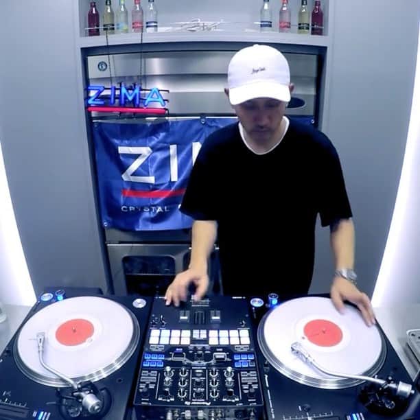のインスタグラム：「＜ZIMA MUSIC FIGHTERS フェスライブ＞全7都市に参加する@djren1981の最新プレイムービーが到着！！スクラッチから同じ曲を使用し曲の速さを変えるビートダウンジャグリングやボディトリックまで、『超至近距離』のオパーフォーマンスムービーでフェスライブに備えるべし！ 続きはこちら☞https://youtu.be/E7cNrP_8nKQ  #ZIMA #ジーマ #zimamusicfighters #musicfighters #djren #scratch #pioneer  #pioneerdj  #hiphop #cutting #djmix #deejay #musicproducer」