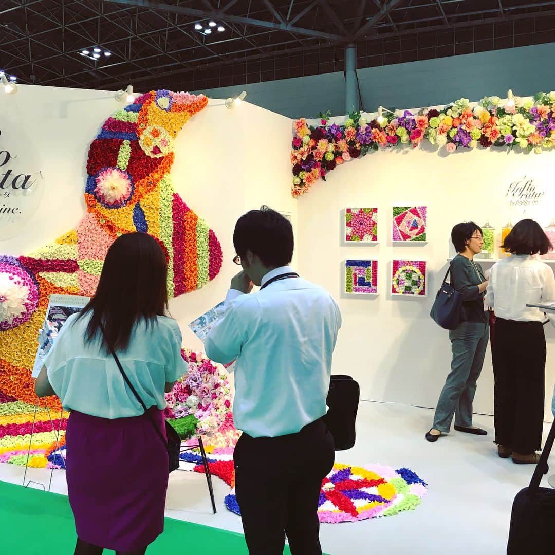 横浜ディスプレイミュージアムのインスタグラム：「本日より、ギフトショー開幕です😊 迫力あるインフィオラータの展示をはじめ、いま話題のハーバリウムやギフト商品など、多数取り揃えております✨ ぜひ、お立ち寄りください！  会期：2017年9月6日（水）～8日（金）  開催時間：6・7日：10：00～18：00 / 8日：10：00～17：00  会場：東京ビックサイト　東5ホール　小間番号　東5-T42-14  #株式会社ポピー #横浜ディスプレイミュージアム #横浜 #yokohama #ディスプレイ #造花 #アーティフィシャルフラワー #display #artificialflower #flower #フラワー #インテリア #展示会 #出展 #ビックサイト #国際展示場 #ギフト #母の日 #gift #ハーバリウム #ギフトショー #新商品 #秋 #インフィオラータ #ソープフラワー #花」