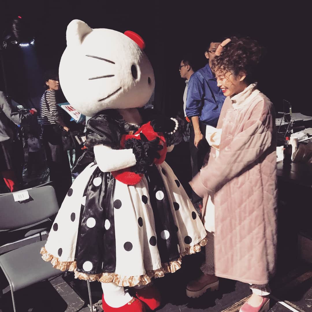 TOKYOOTONAKITTYさんのインスタグラム写真 - (TOKYOOTONAKITTYInstagram)「meet  高橋愛(@i_am_takahashi )さん♡♡in TGC STAGE♡  なんとペアで歩かせていただいちゃいました！とっても素敵な高橋愛さんから元気と可愛いをたくさんもらっちゃいました❤️ 可愛いはほんとに日々進化してます✨  #tokyootonakitty  #otonakitty  #tokyo #takahashiai  #tgc #runway #pairwalk」9月6日 11時39分 - tokyootonakitty