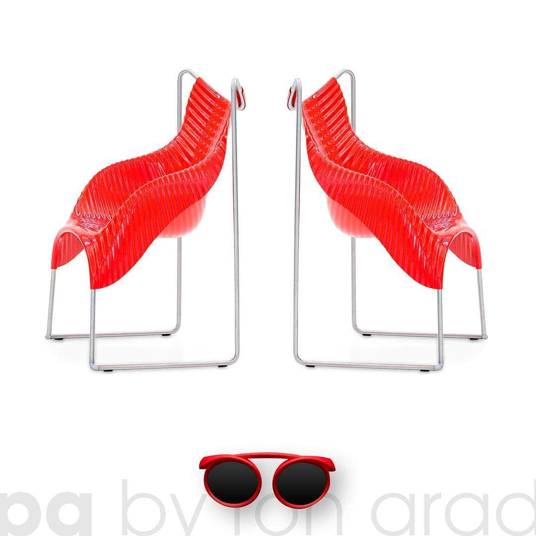 ピーキュー アイウェアのインスタグラム：「Design Inspiration.⠀ Wavy Chair by Ron Arad perfect match with: #DFrame #D902⠀ #pqbyRonArad #BeAntiordinary #design  #RonArad #eyewear #color #red  #style #eyewearfashion #glasses #pqeyewear」