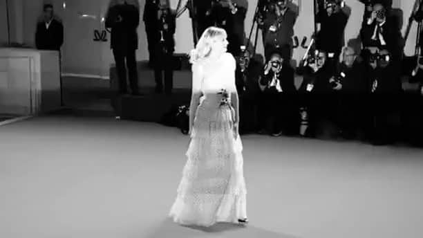 キルスティン・ダンストのインスタグラム：「Grazie mille Venice for the warm welcome! Ciao! 💋 🎥 by @alfonsocatalano @johnnydallalibera @woodshockmovie」