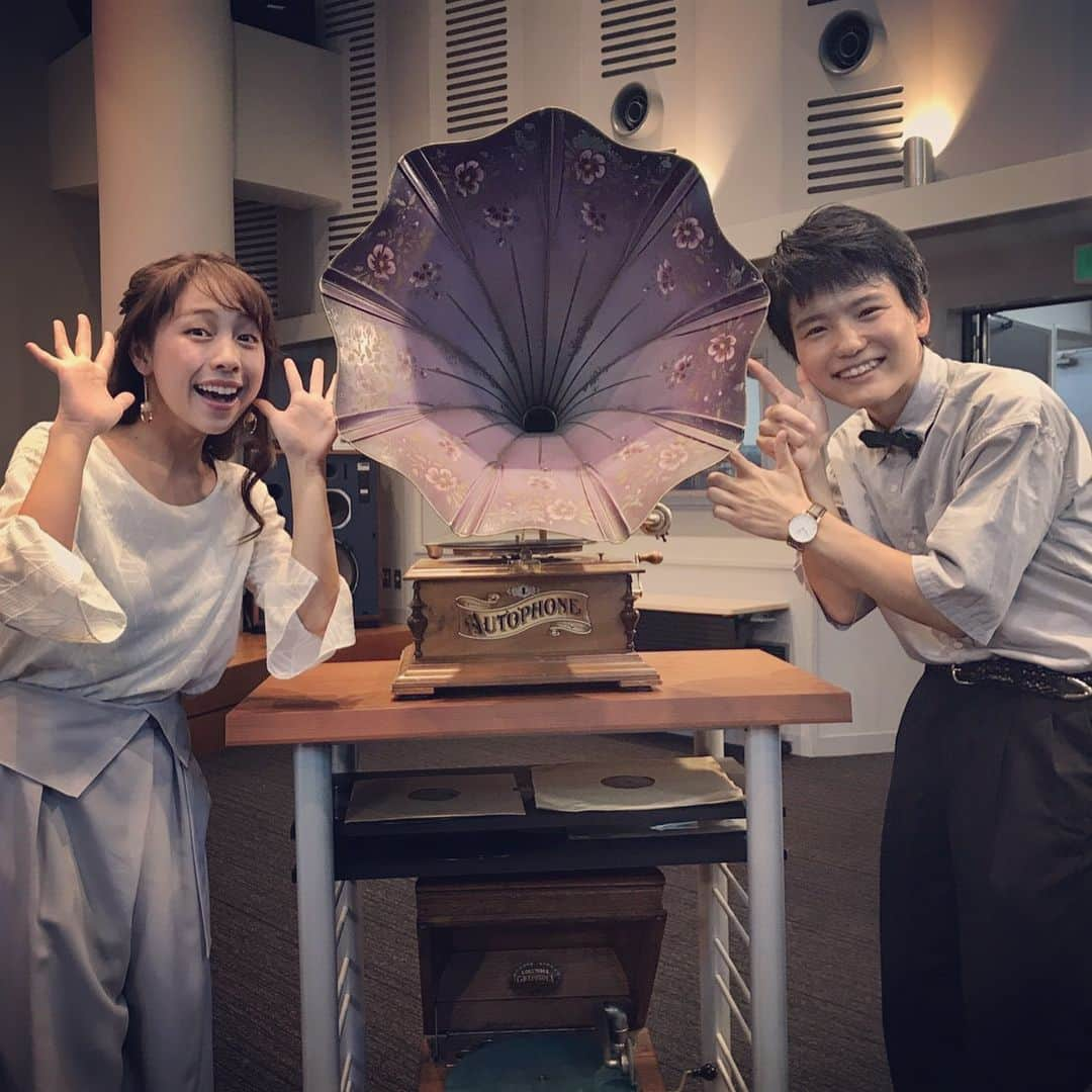 鈴木あきえさんのインスタグラム写真 - (鈴木あきえInstagram)「#NHK #ひるブラ #生放送  観てくださった方々 ありがとうございました😊  #福井県 にある 音響機器メーカーの工場からお届けさせていただきました😄  100年前の #蓄音機 の前で♫  ご一緒させていただいた  佐々木芳史アナウンサーと☀️ 実は #どーもNHK の 新人アナウンサーさんお披露目の回で お会いして以来の再会でした〜😄😄 あの時、 いつかお会いするかもですね♪ なんて話していたアナウンサーさん達と 実際にお仕事ご一緒できて とっても嬉しい♫😄 ちなみに 2枚目の写真は エジソンが家庭用に発明したといわれている 蓄音機✨✨ こんなにエジソンを近くに感じたのは初めてでございます💡  教えてもらった カラオケテクニック、 私も 今度試してみよーぅ😻❤️ 福井県のみなさま、 お邪魔いたしました☺️💕 ありがとうございました😻😻 . .  ーお知らせー  あした、 9/7（木）  #bayfm #bayline 16:00〜18:55 #生放送  です👍🏻 メール、twitterで お待ちしてます❤️」9月6日 14時32分 - akiesuzuki0312