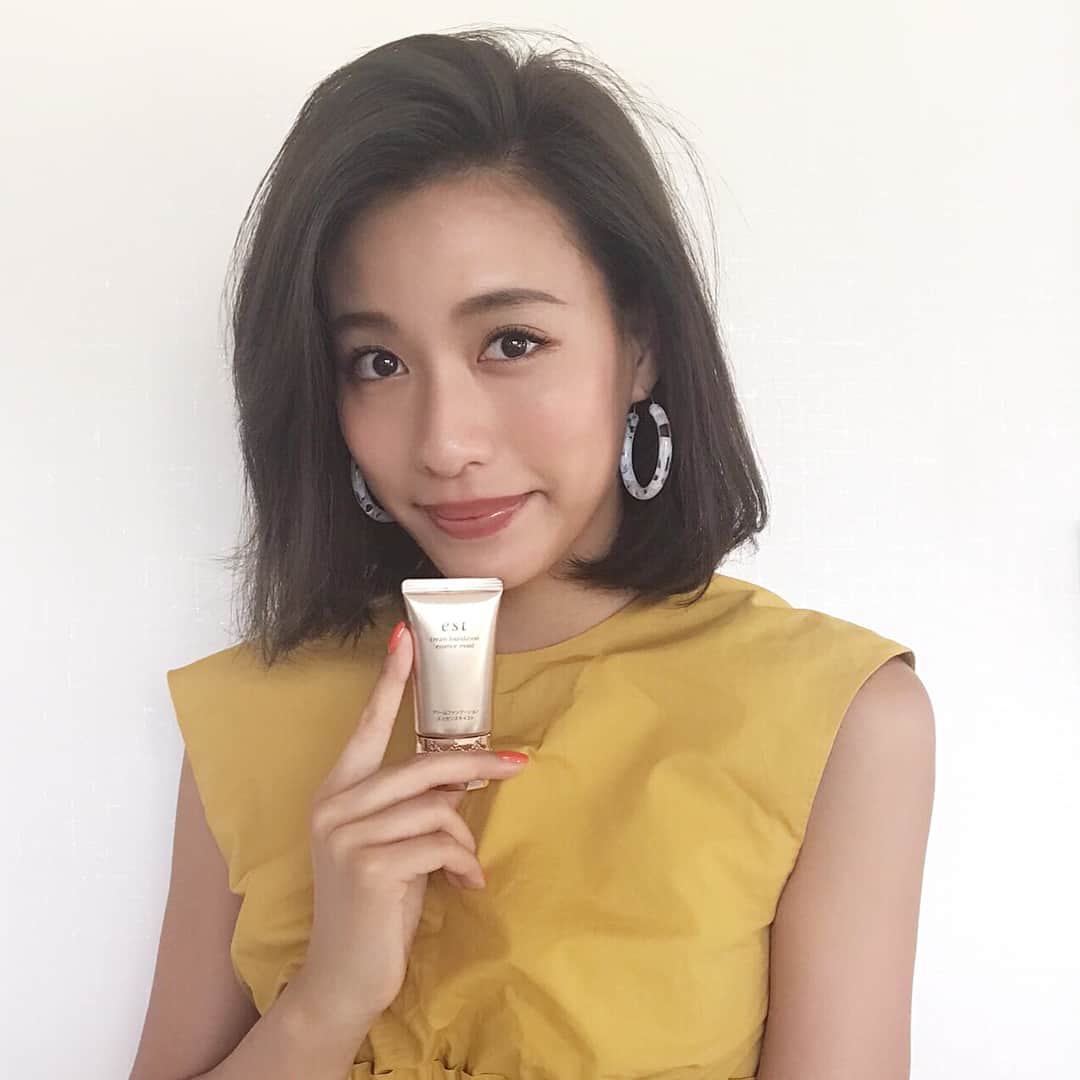 小西翼さんのインスタグラム写真 - (小西翼Instagram)「. ファンデーションその時の  雰囲気で変えるんですが 北海道に持って行ってずっと  使ってたファンデーションは  美容液成分のお陰でうるつや  がすごっ🙄てなった💗💗 @est_jp . しかも、崩れにくい!! .  #エスト#美容液ファンデーション  #うるおい艶肌 #艶肌ずっとつづく  #ナチュラルメイク#メイク#コスメ #ファンデーション #茶花 #ベースメイク#コスメマニア  #化粧下地#カバー力#透明肌 #エスト_PR」9月6日 16時29分 - tucha_k